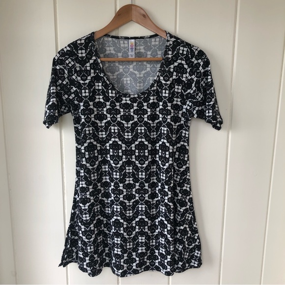 LULA ROE Black & White Geometric Print Short Sleeve Swing Top - Picture 6 of 11